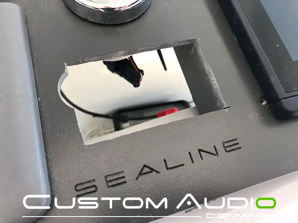 Custom Audio marine stereo monteringsbillede Sealine sc35